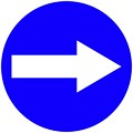 Nakaz skrętu w prawo przed znakiem