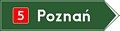 Drogowskaz w kształcie strzały do miejscowości wskazujący numer drogi