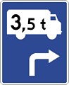 Znak wskazujący przejazd tranzytowy umieszczany przed skrzyżowaniem